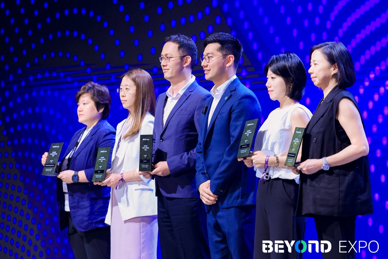 一群人站在麥克風(fēng)前

AI 生成的內(nèi)容可能不正確。